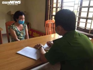 Cán bộ công an đang lấy lời khai của nghi phạm