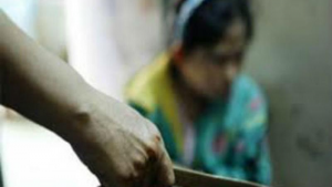 Công an huyện Củ Chi (TP.HCM) đang điều tra vụ chồng dùng dao chém vợ rồi tự tử, xảy ra tại xã Tân Thạnh Đông. Ảnh minh họa. Ảnh minh họa. Theo điều tra ban đầu, rạng sáng 21/3, ông Nguyễn Văn Tiến (SN 1976, ở ấp 5, xã Tân Thạnh Đông) dùng dao chém nhiều nhát vào người bà L (vợ ông Tiến). Thấy vậy, người nhà vội vã can ngăn, đưa người bị thương đến bệnh viện cấp cứu. Ông Tiến không cùng người thân đưa vợ đi cấp cứu mà ở nhà. Người đàn ông này sau đó đã khóa trái cửa rồi treo cổ tự tử. Nhận tin báo, Công an huyện Củ Chi