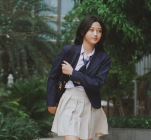 Sao nhí diện trang phục nữ sinh