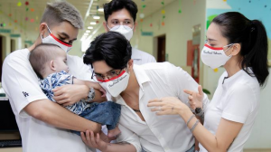 tặng quà cho các em bé phẫu thuật tim